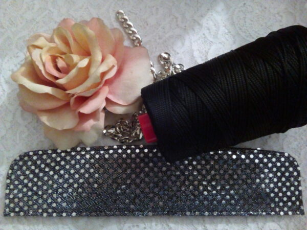 Queen Elizabeth paillettes argento