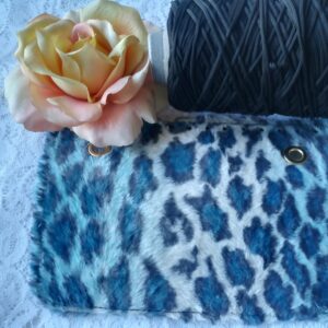 Patella ecopelliccia leopardo bianco azzurro